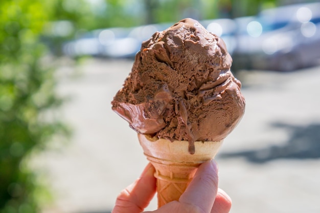 Foto close-up di una mano che tiene il gelato