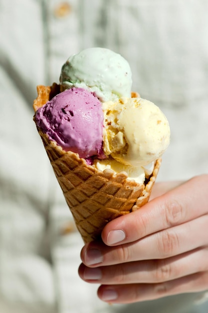 Foto close-up di una mano che tiene il gelato