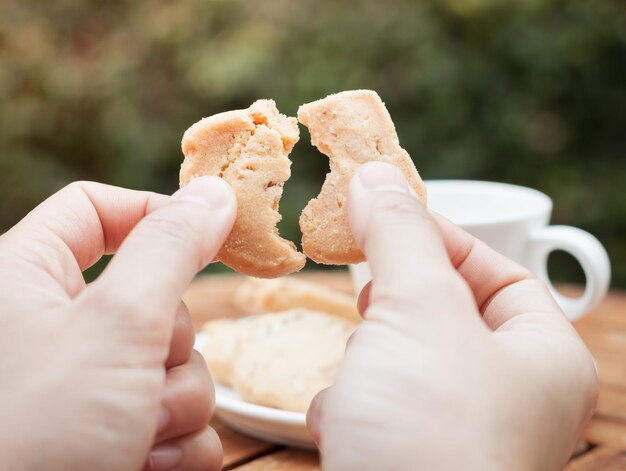 Photo close-up of hand holding ice cream