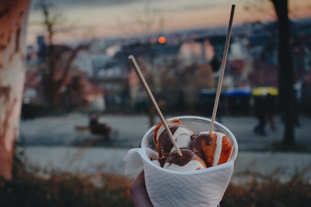 Foto close-up di una mano che tiene il gelato