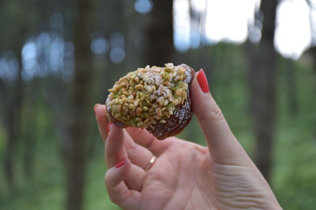 Foto close-up di una mano che tiene il gelato