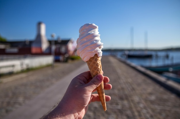 Photo close-up of hand holding ice cream