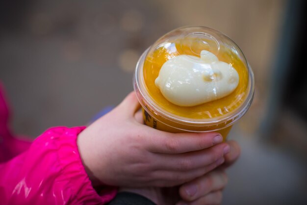 Foto close-up di una mano che tiene il gelato