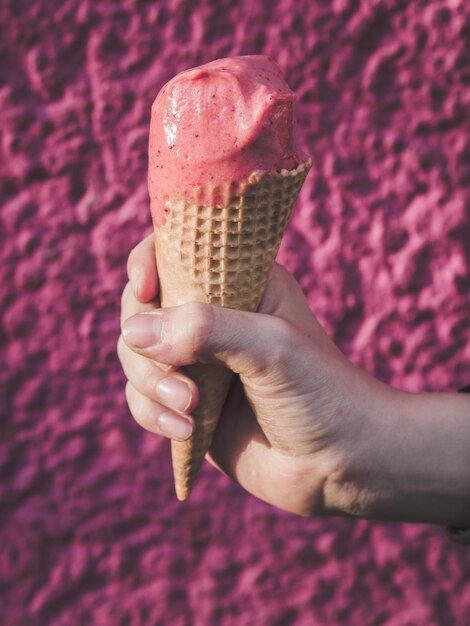 Photo close-up of hand holding ice cream