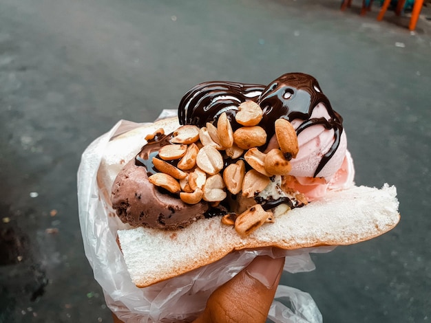 Foto close-up di una mano che tiene il gelato