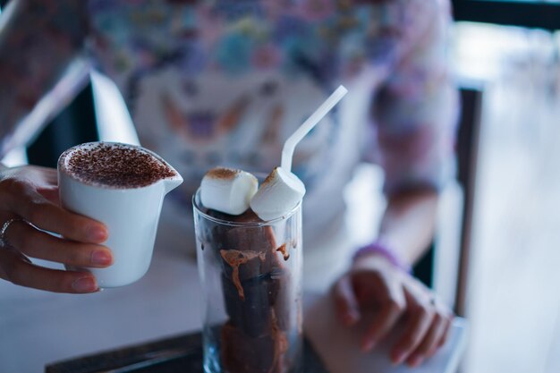 Photo close-up of hand holding ice cream