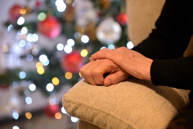 Photo close-up of hand holding illuminated christmas tree