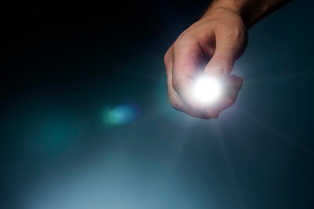 Photo close-up of hand holding illuminated light