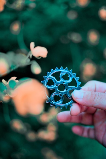 Foto close-up di una mano che tiene una foglia