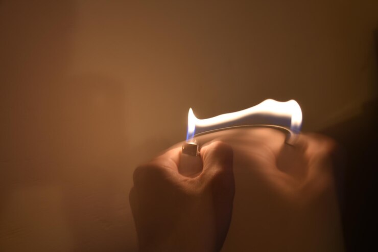 Photo close-up of hand holding lit candle