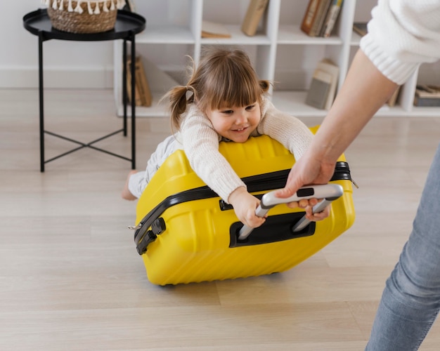 Photo close up hand holding luggage