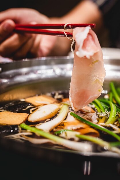 Foto prossimo piano della carne tenuta a mano