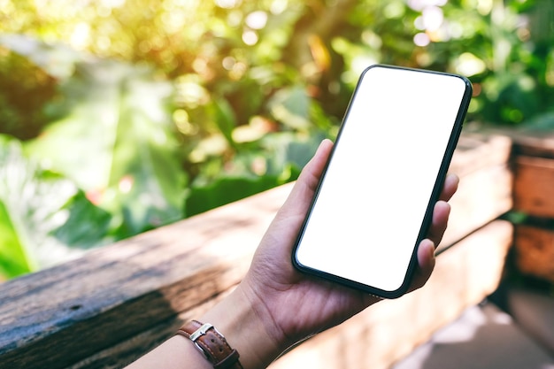 Photo close-up of hand holding mobile phone