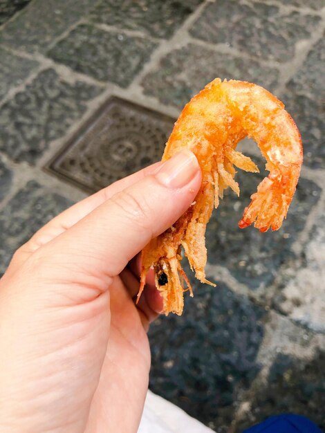 Photo close-up of hand holding orange