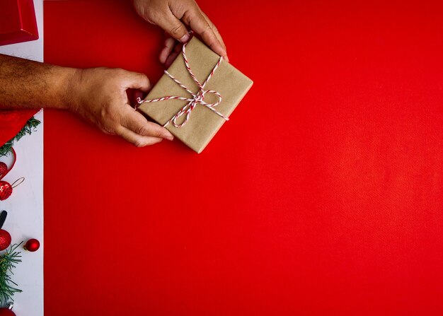 Photo close-up of hand holding paper against red background