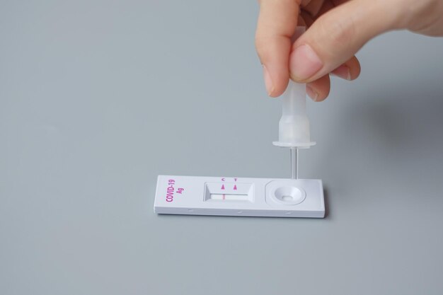  바탕 에 손 으로 종이 를 들고 있는 클로즈업