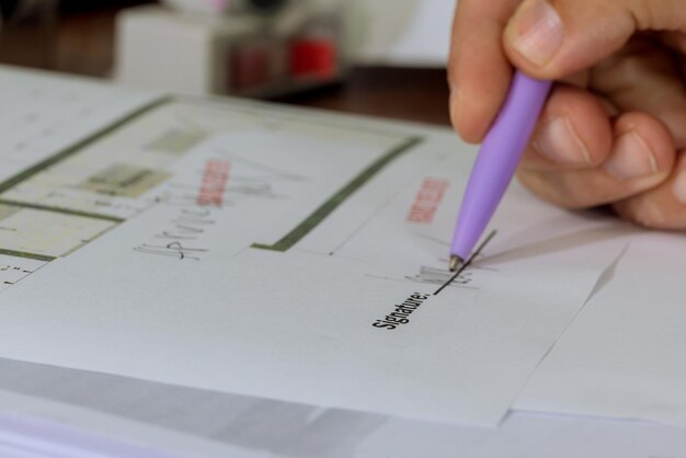 Foto close-up di una mano che tiene carta con testo