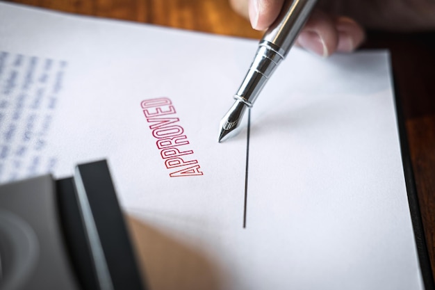 Foto close-up di una mano che tiene carta con testo