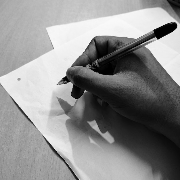 Photo close-up of hand holding paper