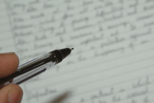 Photo close-up of hand holding pen