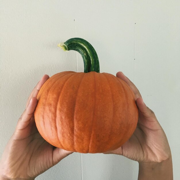 Photo close-up of hand holding pumpkin