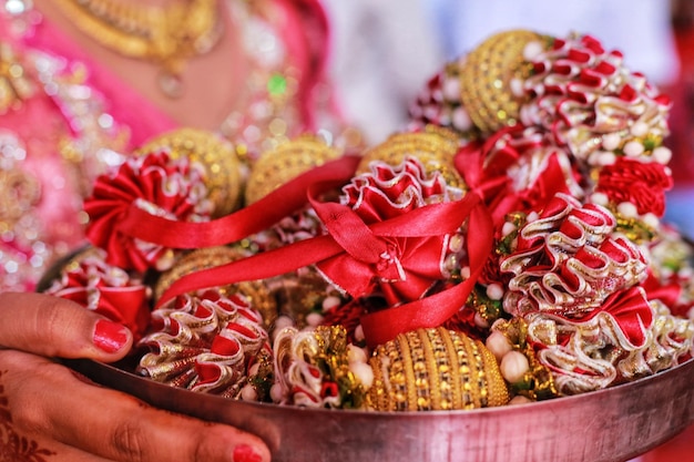 Photo close-up of hand holding red artificial garland