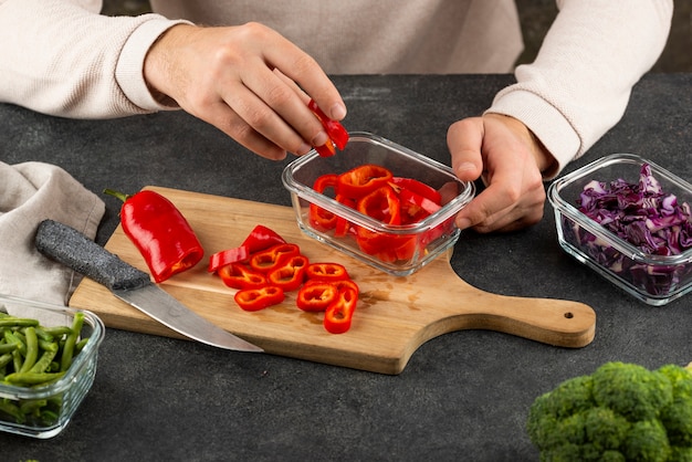 Photo close up hand holding red pepper