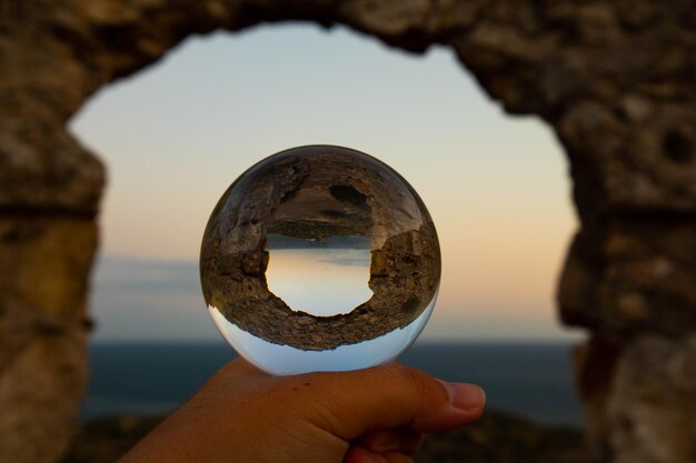 Photo close-up of hand holding rock