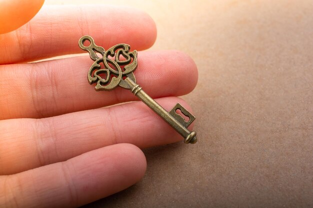 Photo close-up of hand holding small chain