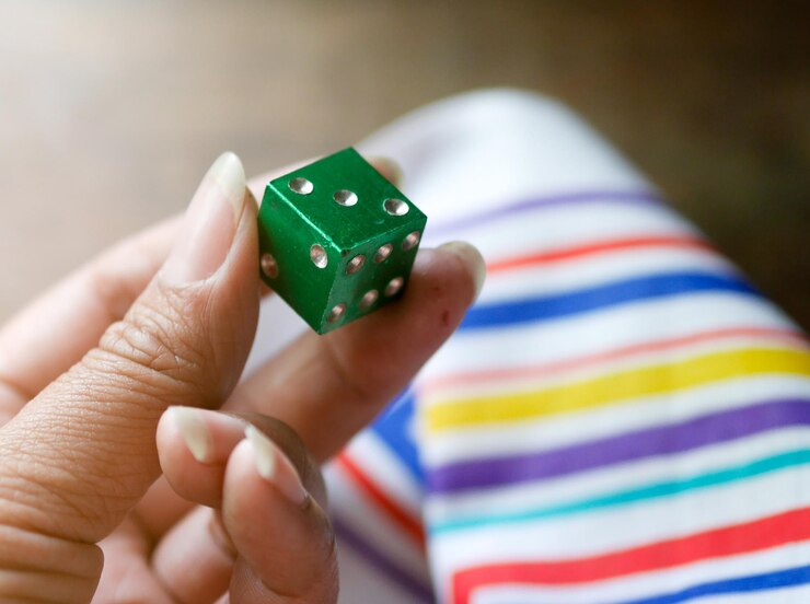 Photo close-up of hand holding small toy