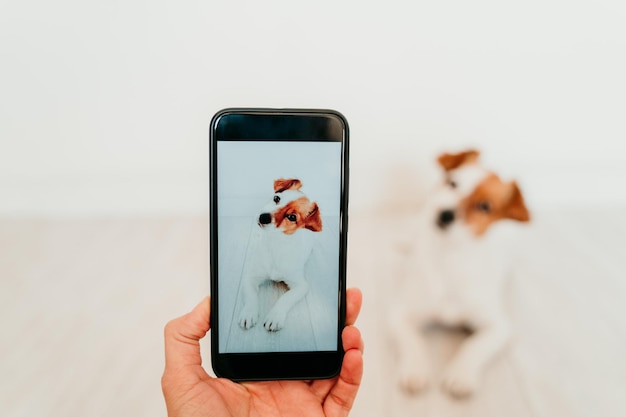 Photo close-up of hand holding smart phone