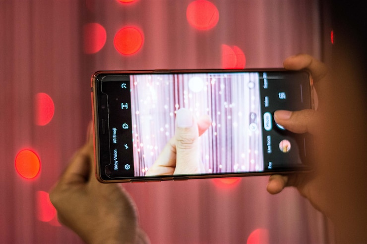 Photo close-up of hand holding smart phone