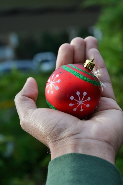 Foto close-up di una fragola in mano