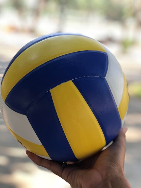 Photo close-up of hand holding volleyball ball