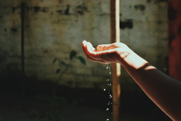 Foto close-up di una mano che tiene l'acqua