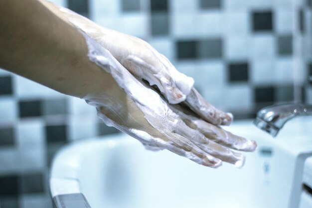 Photo close-up of hand holding water