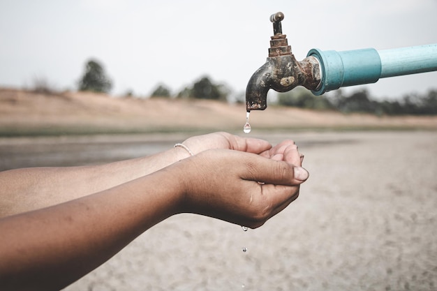 Photo close-up of hand holding water