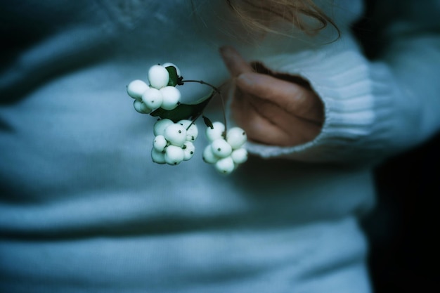 Photo close-up of hand holding white berry