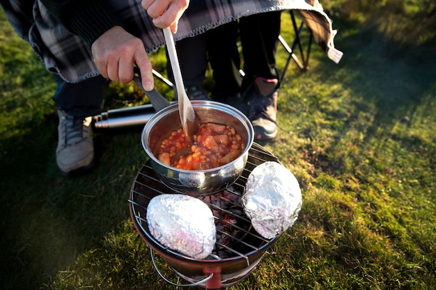 Photo close up hand holding wooden spoon