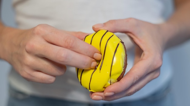 Foto close-up di una mano che tiene un frutto giallo