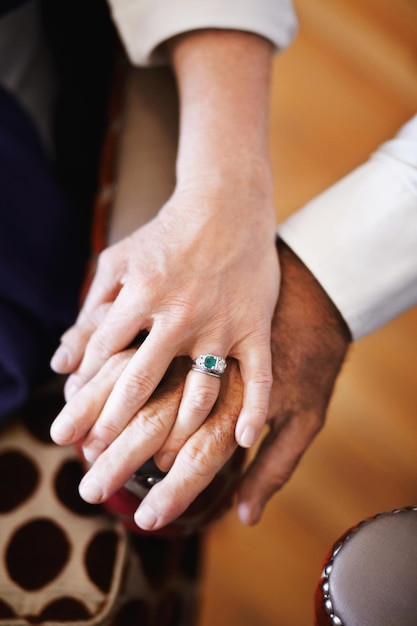 Foto close-up hand in hand en senior paar met liefde empathie en troost met steun solidariteit en hulp zoom hand en oude vrouw en oudere man met zorg hechting en verdriet met verlies en vertrouwen