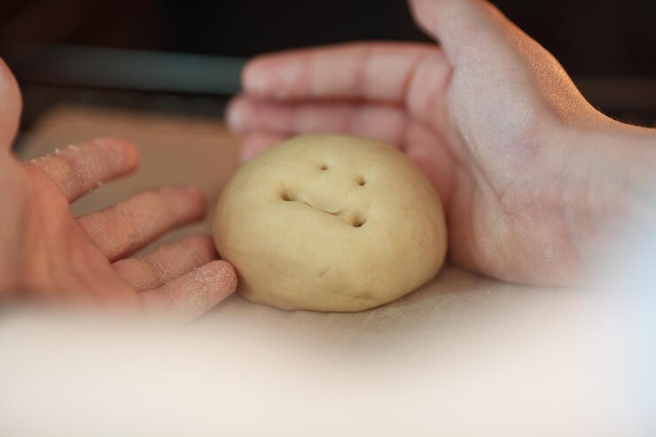 Photo close-up of hand kneading dough