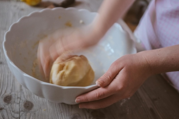 Близкий план ручного мясообрабатывающего теста