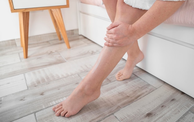 Photo close-up hand massaging leg