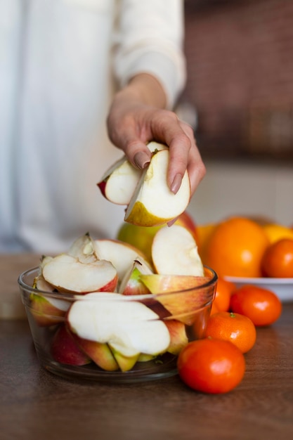 Foto close-up hand met appelschijfjes