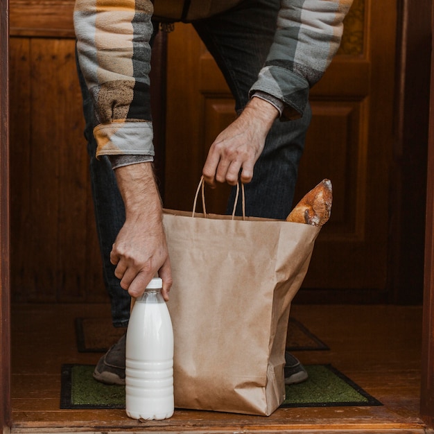 Foto close-up hand met tas en melkfles