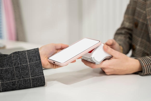 Foto close-up hand met telefoon