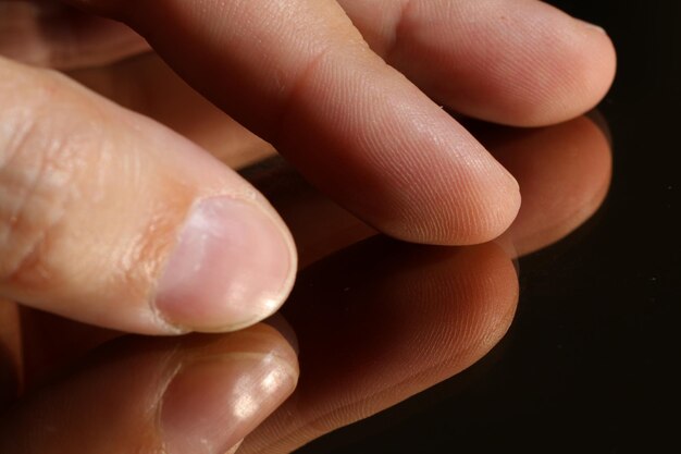 Photo close-up of hand on mirror