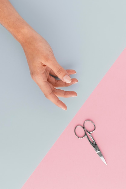 Photo close-up hand and nail scissors