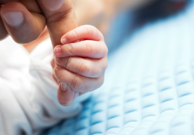 Photo close-up of the hand of a newborn child